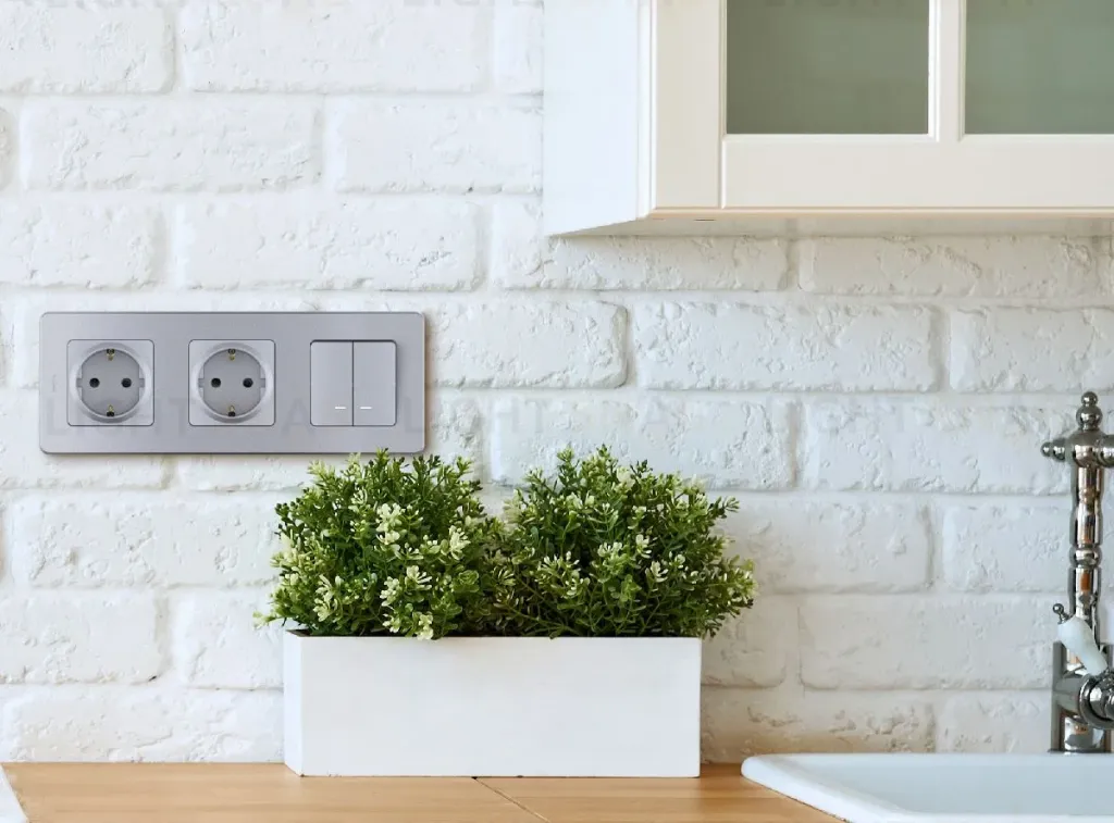 Розетка с/з со шторками Legrand Inspiria 673732 673732
