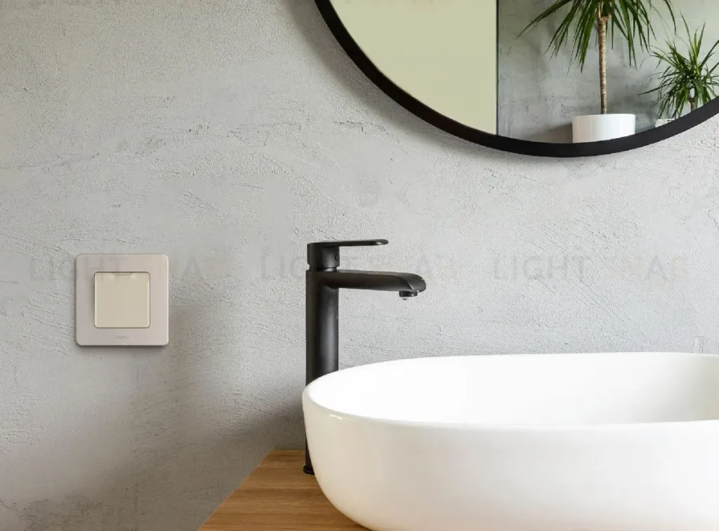 Розетка с/з со шторками с защитной крышкой Legrand Inspiria 673741 673741