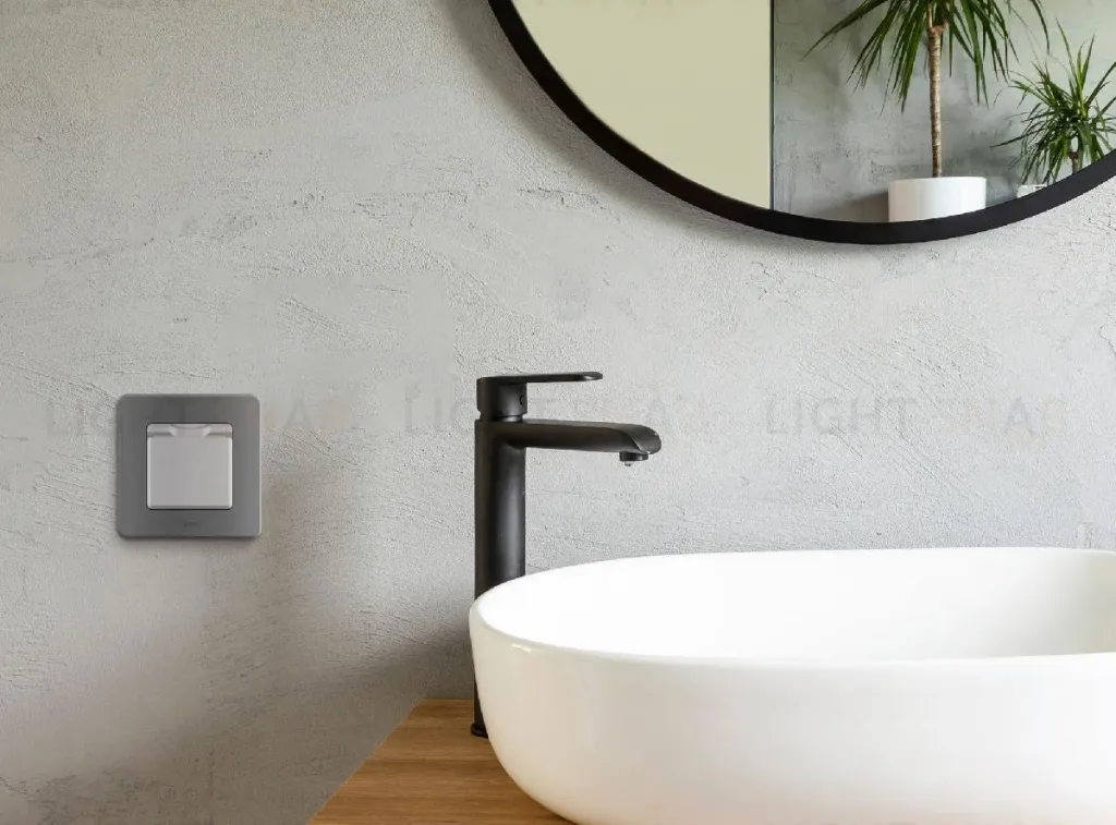 Розетка с/з со шторками с защитной крышкой Legrand Inspiria 673742 673742