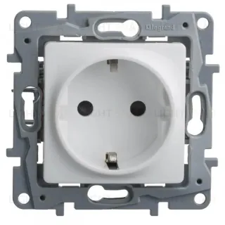 Розетка 2К+З Legrand Etika 16A 250V с/з винтовой зажим немецкий стандарт белая 672221 672221