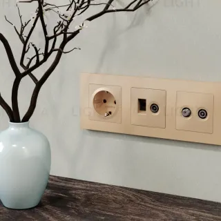 Комплект механизма розетки компьютерной + TV оконечной RJ-45 с автоматической защитной шторкой Alfa Шампань Quant Ambrella Volt MA612510 (AP6125, VM195)
